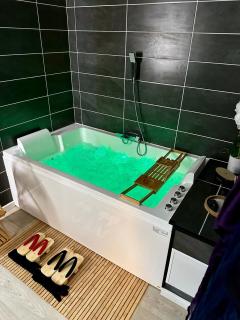 Sakura Suite - Jacuzzi and Cinema - 5