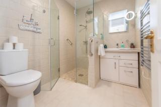 Chic Dockside Retreat - Galway - 9