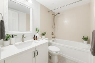 Elegant 3BR Townhouse Luxury Living in the Heart of the City - Vancouver - 1