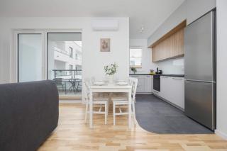 Air Conditioned Apartment in Warsaw with Parking, Balcony and Bathtub by Noclegi Renters - Warsaw - 1