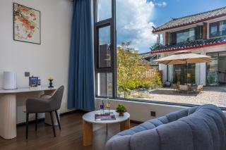 Nebula Retreat Snow Mountain View Bed and Breakfast - 1