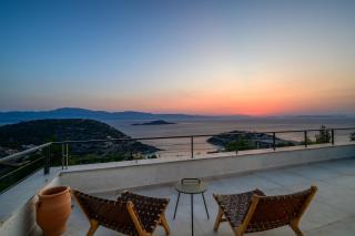 Newly Renovated Villa with Panoramic Sea Views - 7