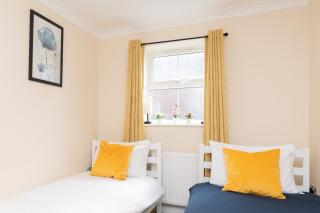 Open Mind Property -2 Bedrooms with FREE parking - 2