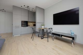 Metro Wola Apartment with Parking & AC next to Warsaw Rising Museum by Noclegi Renters - Warsaw - 2