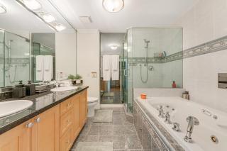 Grand 2BR Luxury Suite Designer Interiors and City Views - Vancouver - 2