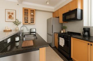 Grand 2BR Luxury Suite Designer Interiors and City Views - Vancouver - 5