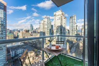 Grand 2BR Luxury Suite Designer Interiors and City Views - Vancouver - 3