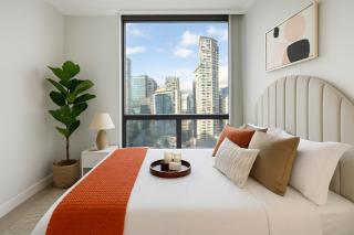 Grand 2BR Luxury Suite Designer Interiors and City Views - Vancouver - 6