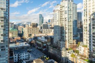 Grand 2BR Luxury Suite Designer Interiors and City Views - Vancouver - 4