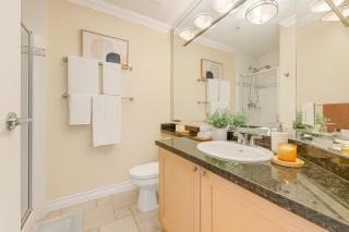 Grand 2BR Luxury Suite Designer Interiors and City Views - Vancouver - 1