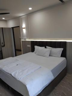 Hotel Kiwi Inn - Indore - 1