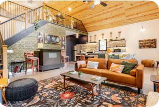 Whiskeys Hideaway - - 9