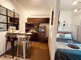 Your perfect retreat in Stamford! Enjoy our stylish, fully furnished studio just steps away from the vibrant Venice Mall - Manila - 0