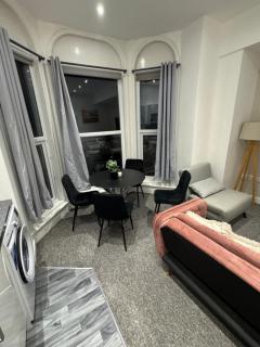 Seafront Sleeper For Five - Portsmouth - 6