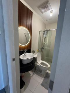Your perfect retreat in Stamford! Enjoy our stylish, fully furnished studio just steps away from the vibrant Venice Mall - Manila - 3