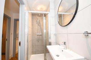 Sleek 2BED Flat in Central Manchester w Security - 5