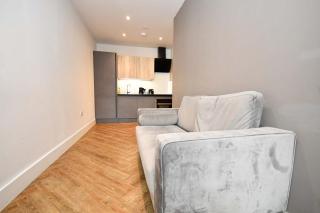 Sleek 2BED Flat in Central Manchester w Security - 3