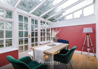Stylish 4 Bedroom Home in Port Sunlight with 7 Beds Perfect for Business Bookings and Groups - Bebington - 1
