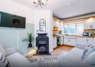 Stylish 4 Bedroom Home in Port Sunlight with 7 Beds Perfect for Business Bookings and Groups - Bebington - 5