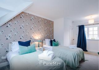 Stylish 4 Bedroom Home in Port Sunlight with 7 Beds Perfect for Business Bookings and Groups - 3