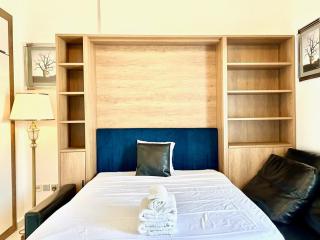 Homes2Retreat - Glamz Haven Stylish Studio with Balcony - 2