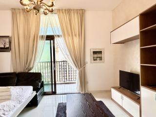 Homes2Retreat - Glamz Haven Stylish Studio with Balcony - 1