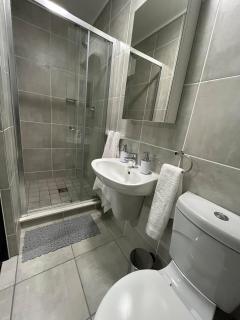 Modern 1BR Near OR Tambo, Wi-Fi, Secure Parking - Boksburg - 8