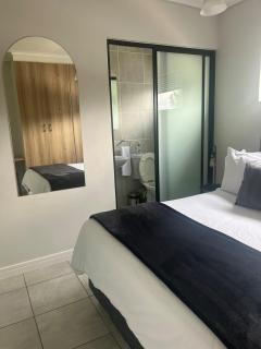 Modern 1BR Near OR Tambo, Wi-Fi, Secure Parking - Boksburg - 6