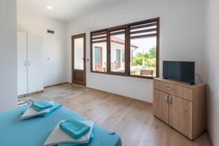 Sea Breeze Vacation House I BBQ & Jacuzzi - Ezerets - 6