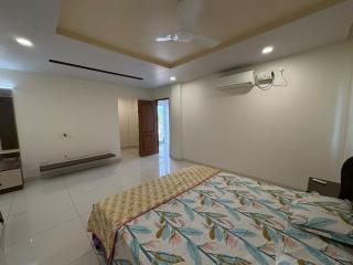 Sreevana Garden Retreat Mokila 3BR By Homeyhuts - Hyderabad - 9