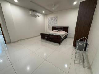 Sreevana Garden Retreat Mokila 3BR By Homeyhuts - Hyderabad - 3