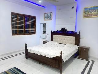 Deccan Green 3BR Pvt Pool Farmhouse By Homeyhuts - - 9
