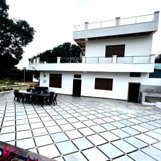 Deccan Green 3BR Pvt Pool Farmhouse By Homeyhuts - - 1