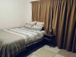 7 on school - Cozy guesthouse 15 min drive from airport and close to major highways - Germiston - 7