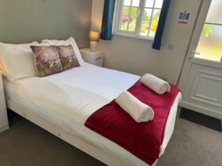 Cabin 1 - Bradwell on Sea - 4