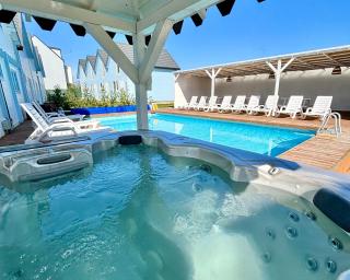 Domki Wachta klimatyzowane z basenem, jacuzzi, bezpłatny parking - Rewal - 0