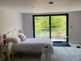 H5-4 Bedrooms-2BA-Free Parking-Sleeps 7 - - 4