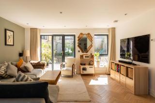 Stylish Family Home with Garden - Bristol - 0