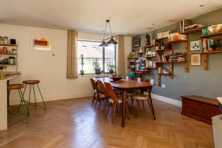 Stylish Family Home with Garden - Bristol - 2
