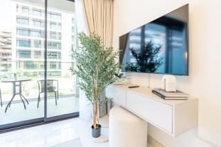 Pool and Community View Studio, Near Top Landmarks, Azizi Riviera 59, Al Merkadh by Deluxe Holiday Homes - 3