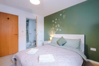 Free Parking, Cosy 2Bed Apartment in Salford Quays, Balcony, Sleeps 6 - Manchester - 6