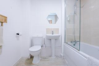 Free Parking, Cosy 2Bed Apartment in Salford Quays, Balcony, Sleeps 6 - Manchester - 4