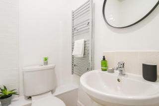 Modern 2 Bed Apt with Roof Terrace - Ecclesall Rd - Now Hosted by StayHostSave - 1