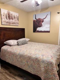 Sleeps 10 Travelers Haven - 4