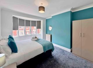 Brandon Grove Stay Sleeps 6 by Week2Week - High Heaton - 7