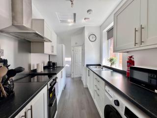 Brandon Grove Stay Sleeps 6 by Week2Week - High Heaton - 3