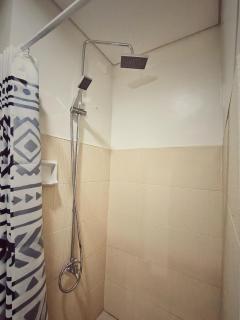 2 bedroom condo with balcony, pool view - Manila - 7