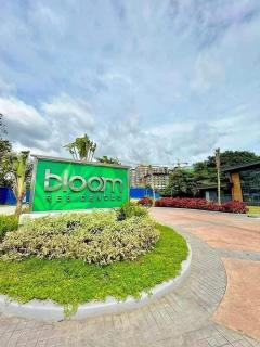 2 bedroom condo with balcony, pool view - Manila - 2