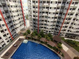 2 bedroom condo with balcony, pool view - Manila - 9