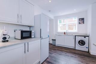 3BR Fully-equipped House with Free WiFi & Parking - Manchester - 6